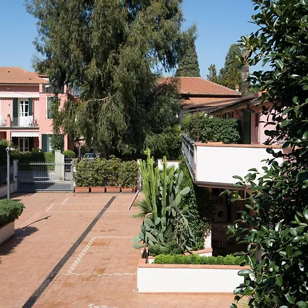 Aparthotel World Village 3*